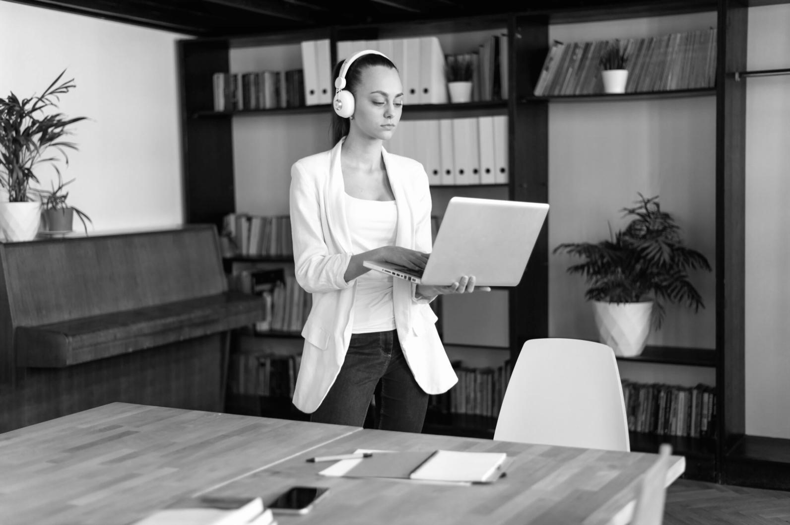 Reunión de equipo financiero analizando estrategias empresariales