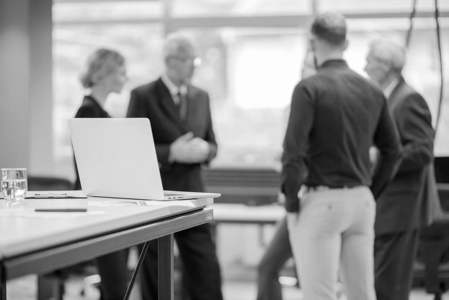 Ambiente de trabajo profesional en sesión financiera