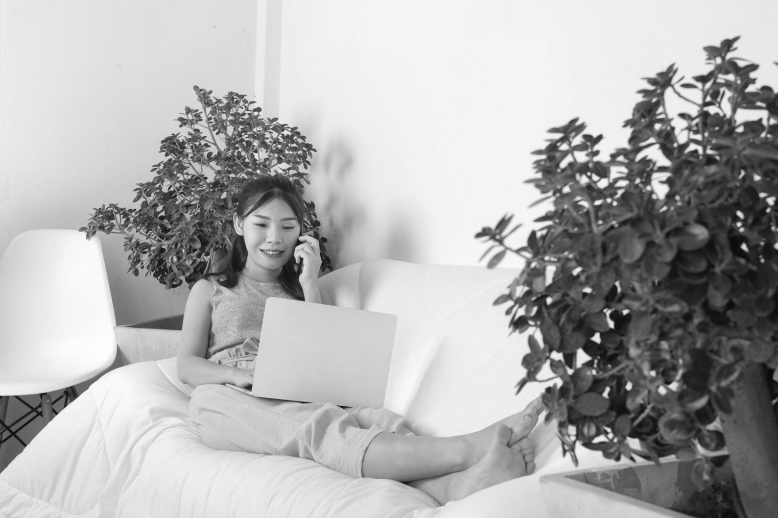 Empresarios analizando informes financieros en sala de reuniones