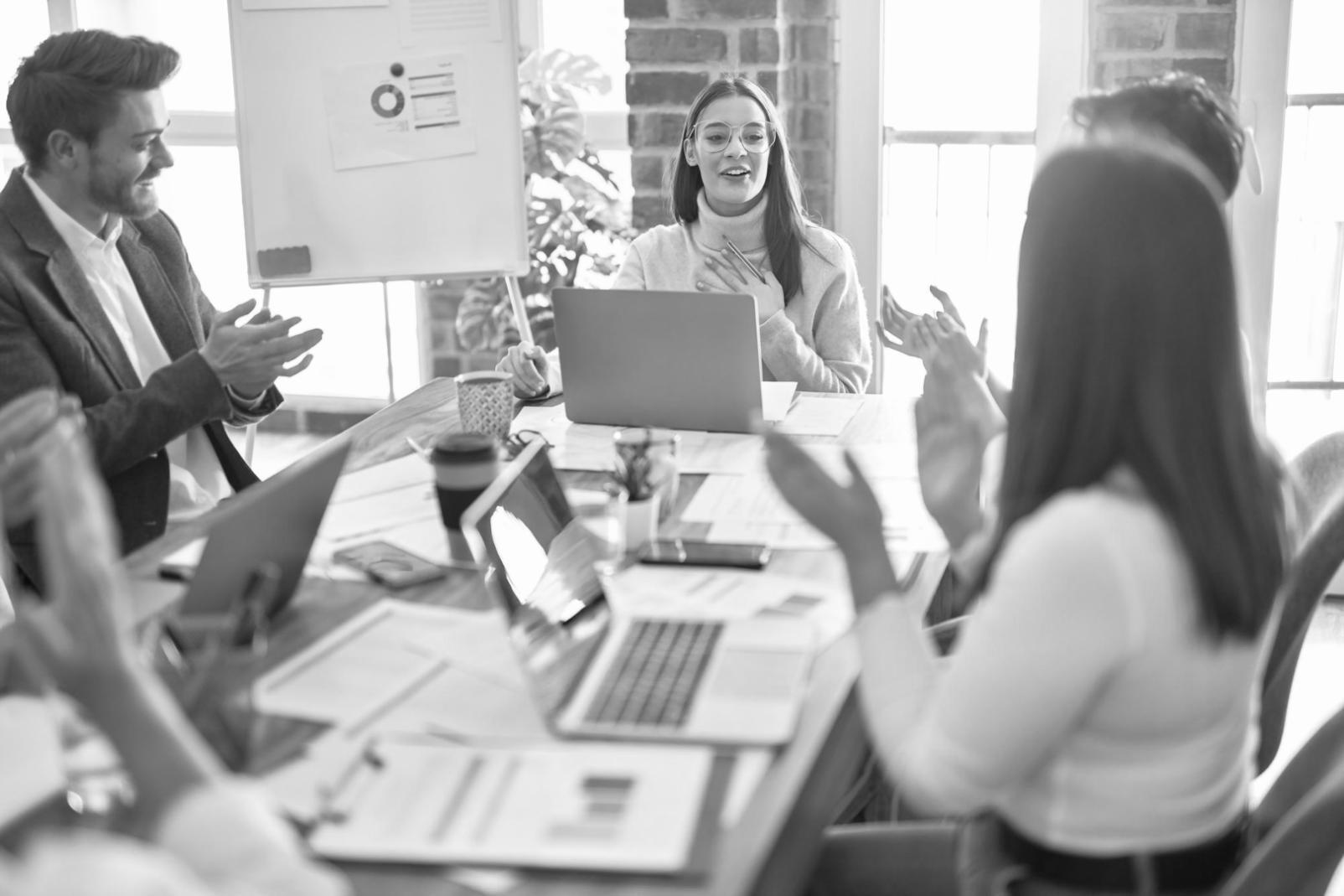 Sesión de consultoría empresarial sobre flujo de caja