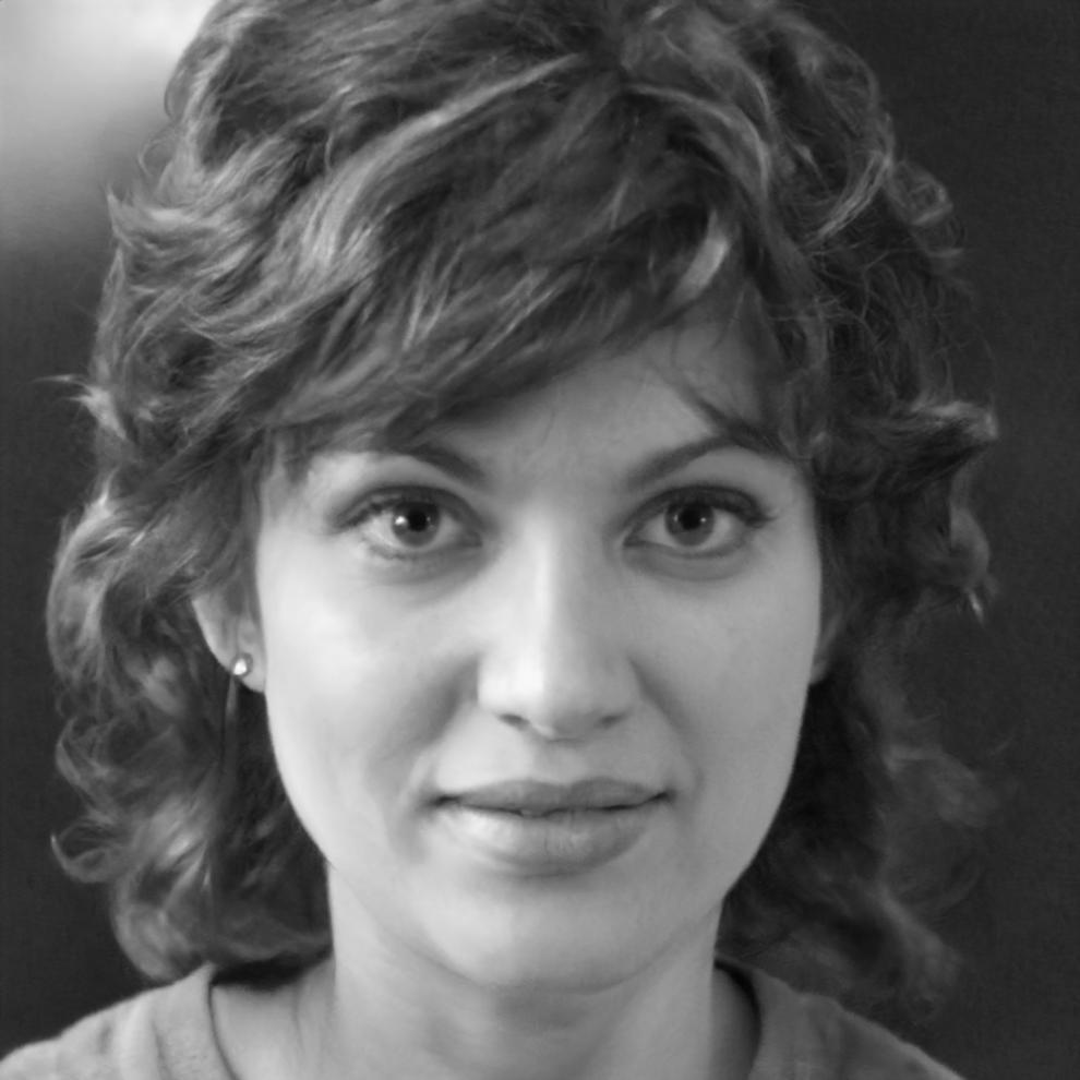 Formadora financiera explicando conceptos empresariales