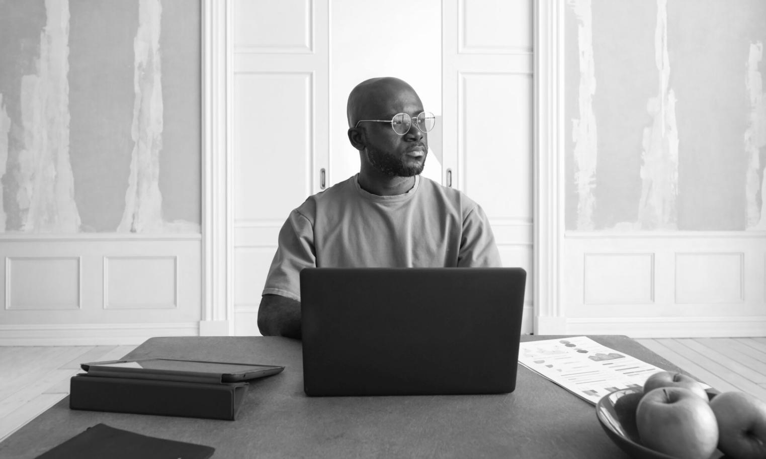 Equipo revisando métricas financieras en pantalla digital